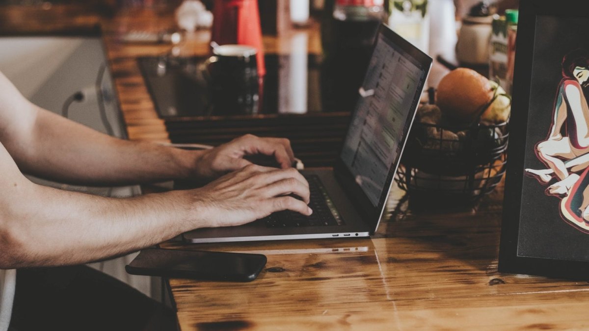 Ein Laptop auf einem Tisch