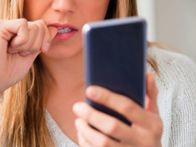 Frau mit Smartphone