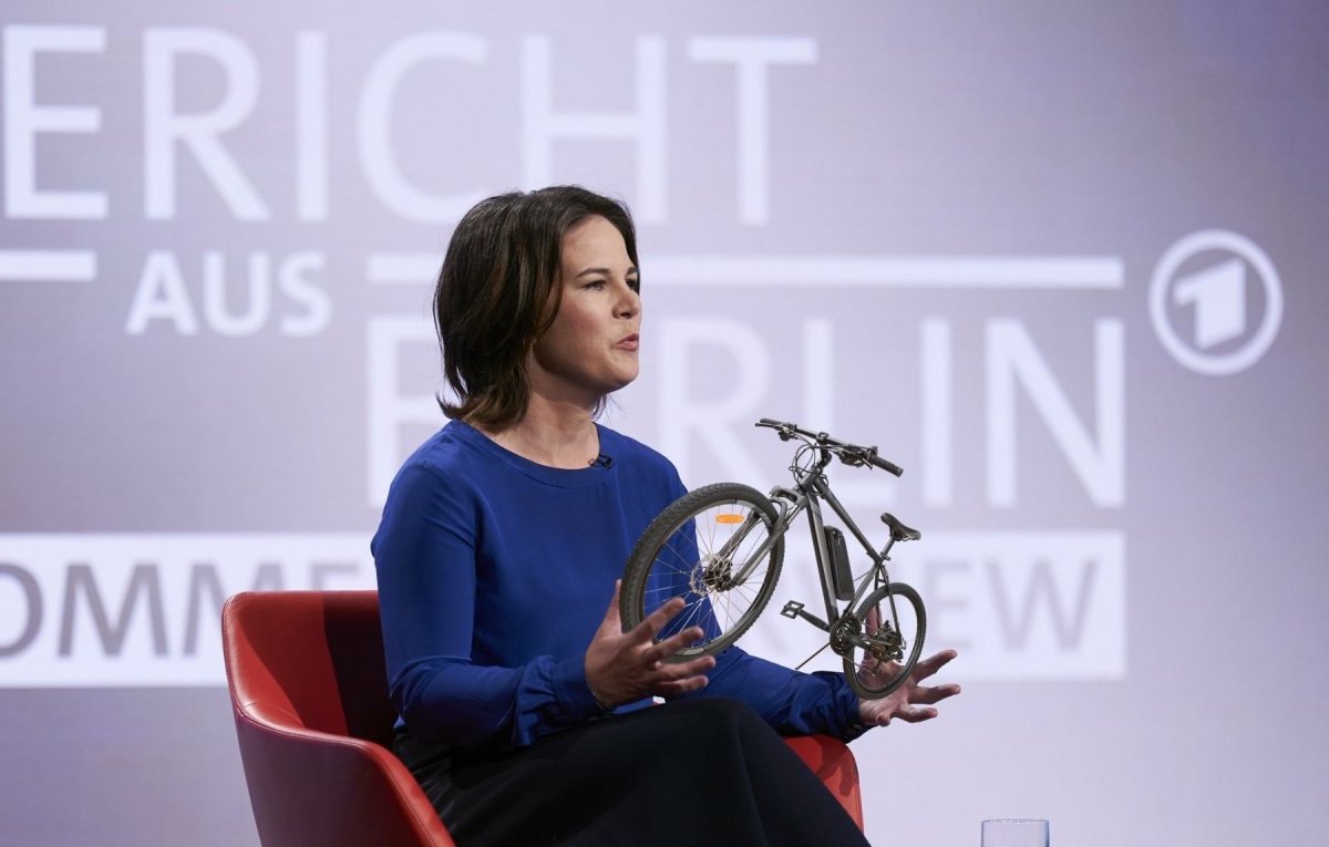 Annalena Baerbock (Bündnis 90/Die Grünen) mit einem Fahrrad in den Händen