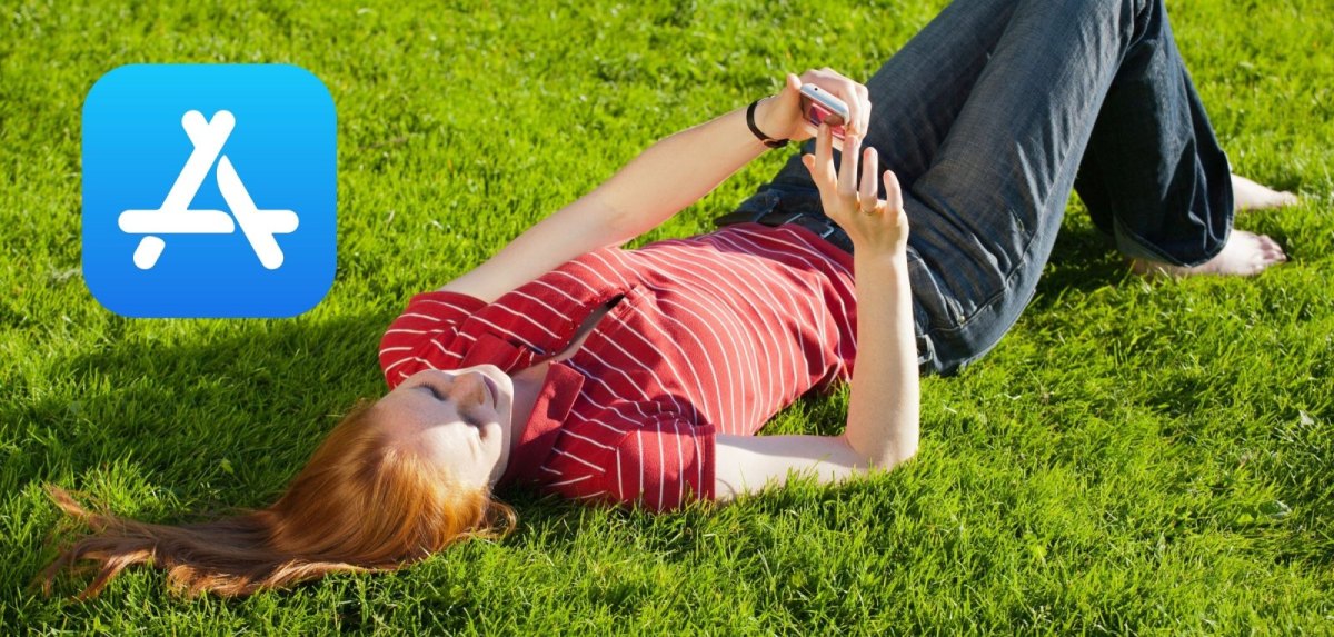 Frau mit Handy im Park