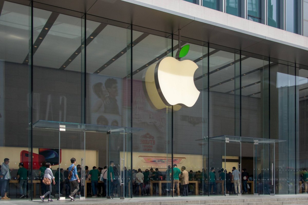 Kunden in einem Apple Store