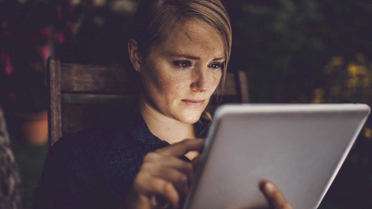 Frau mit Tablet.