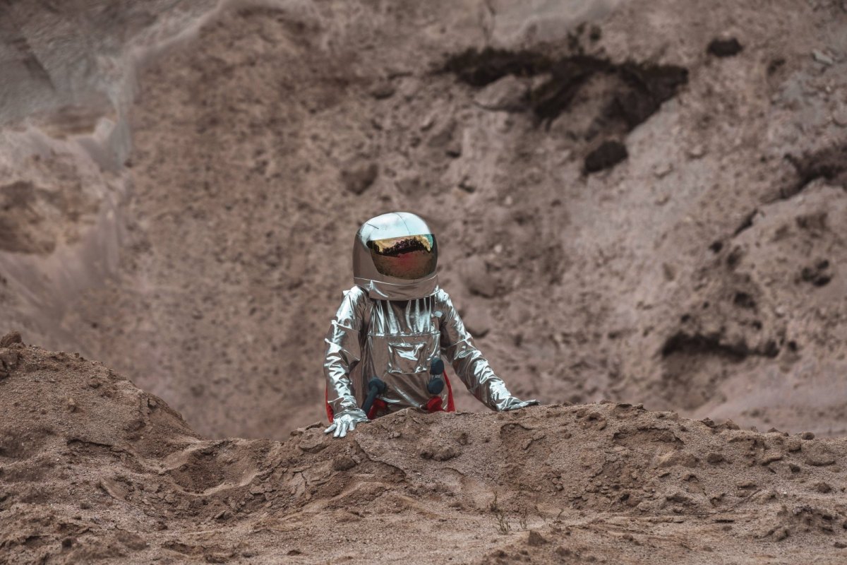 Ein Astronaut erkundet einen fremden Planeten.