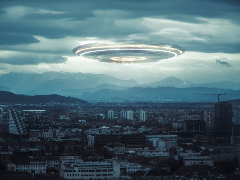 Ein UFO schwebt über einer Stadt.