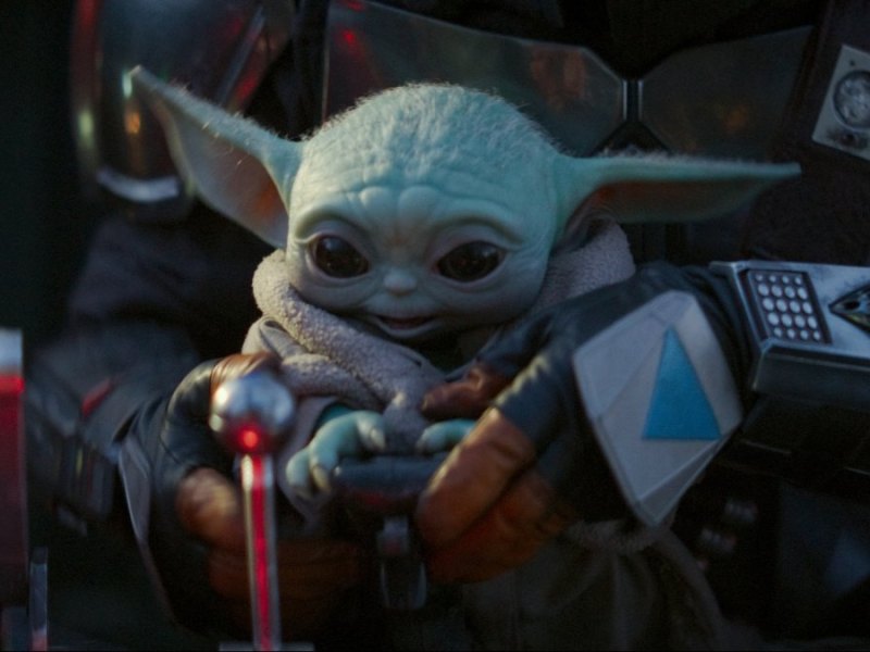 Baby Yoda sitzt im Cockpit.