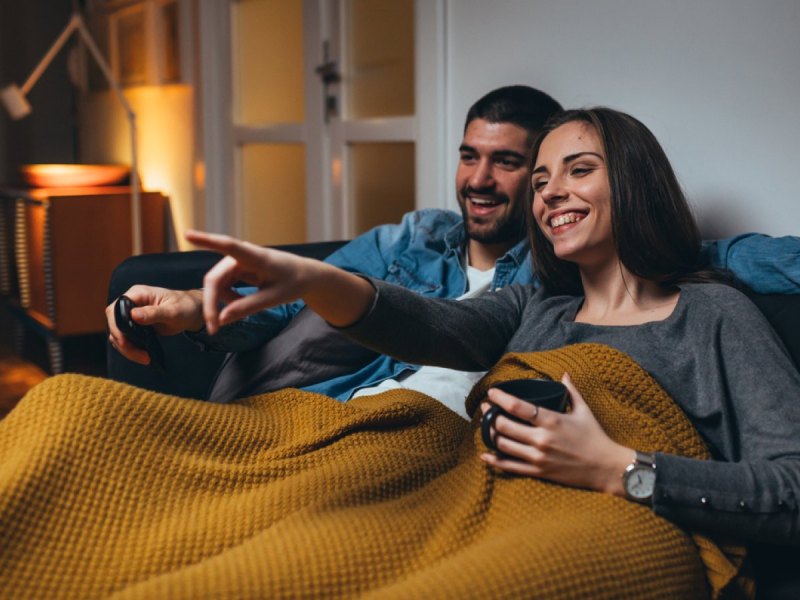 Mann und Frau auf der Couch