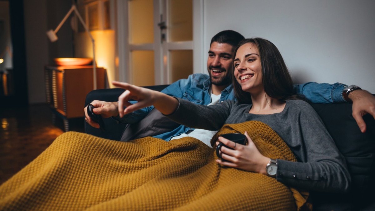 Mann und Frau auf der Couch