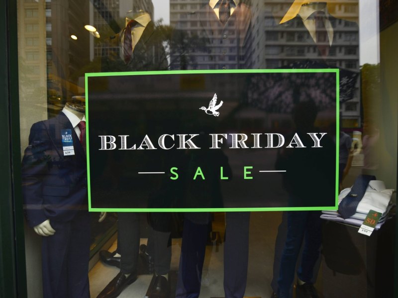 Verkaufsschild im Ladenfenster mit der Aufschrift Black Friday Sale