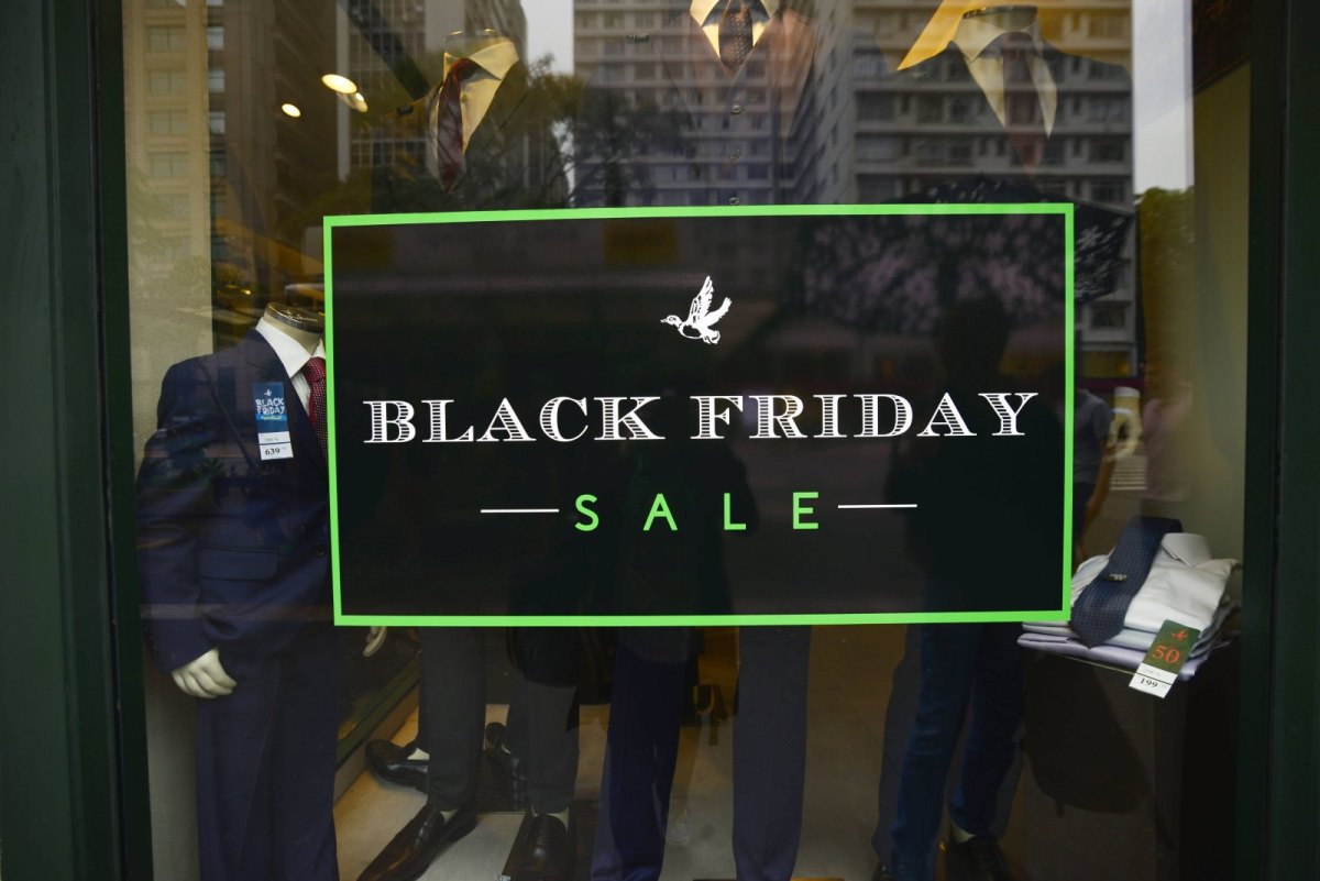 Verkaufsschild im Ladenfenster mit der Aufschrift Black Friday Sale