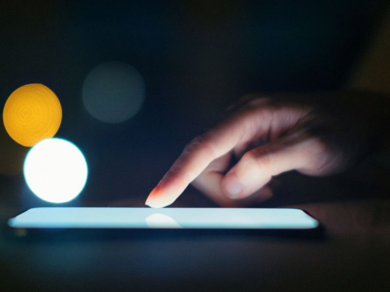 Leuchtendes Smartphone im Dunkeln