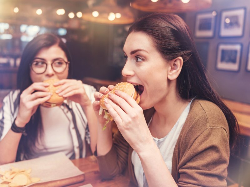 Frauen mit Burgern