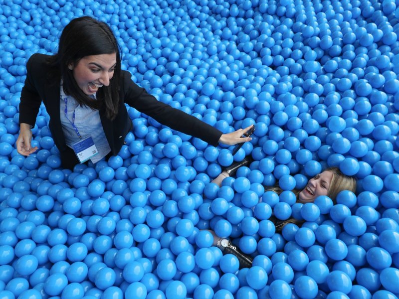 Frauen im blauen Bälle-Bad auf der Cebit 2018 vom 11. bis 15. Juni in Hannover