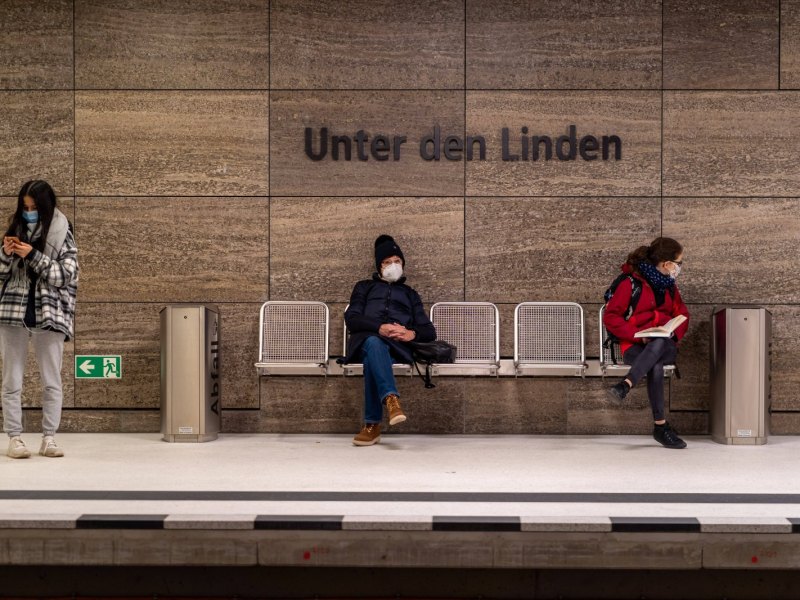 Unter den Linden Bahn Frauen mit Maske