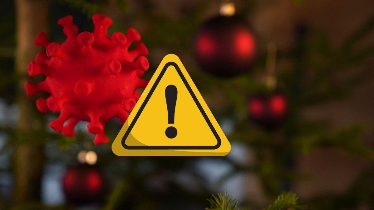 Coronavirus vor einem Weihnachtsbaum