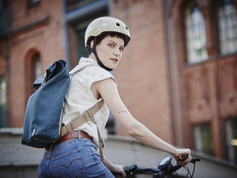 Frau auf Fahrrad