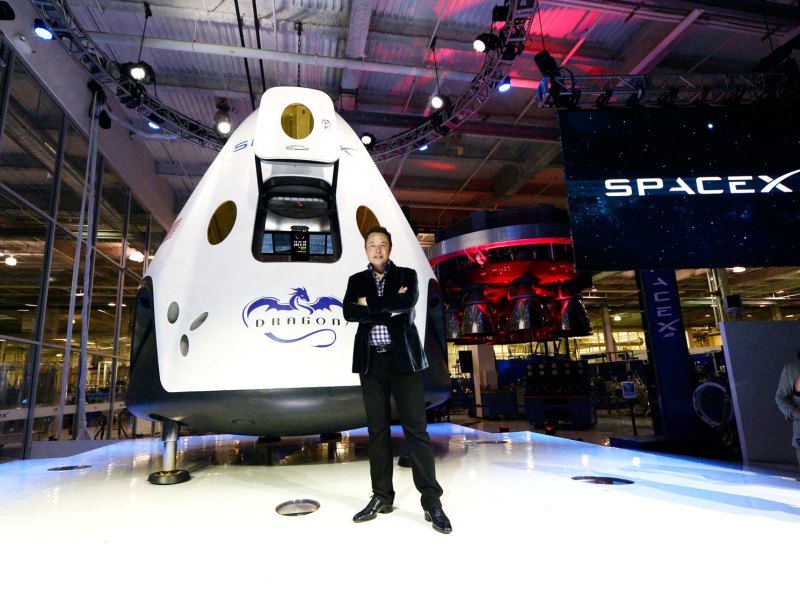 Elon Musk vor einer Raumkapsel seiner Firma SpaceX