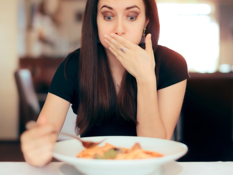 Frau wird übel beim Essen