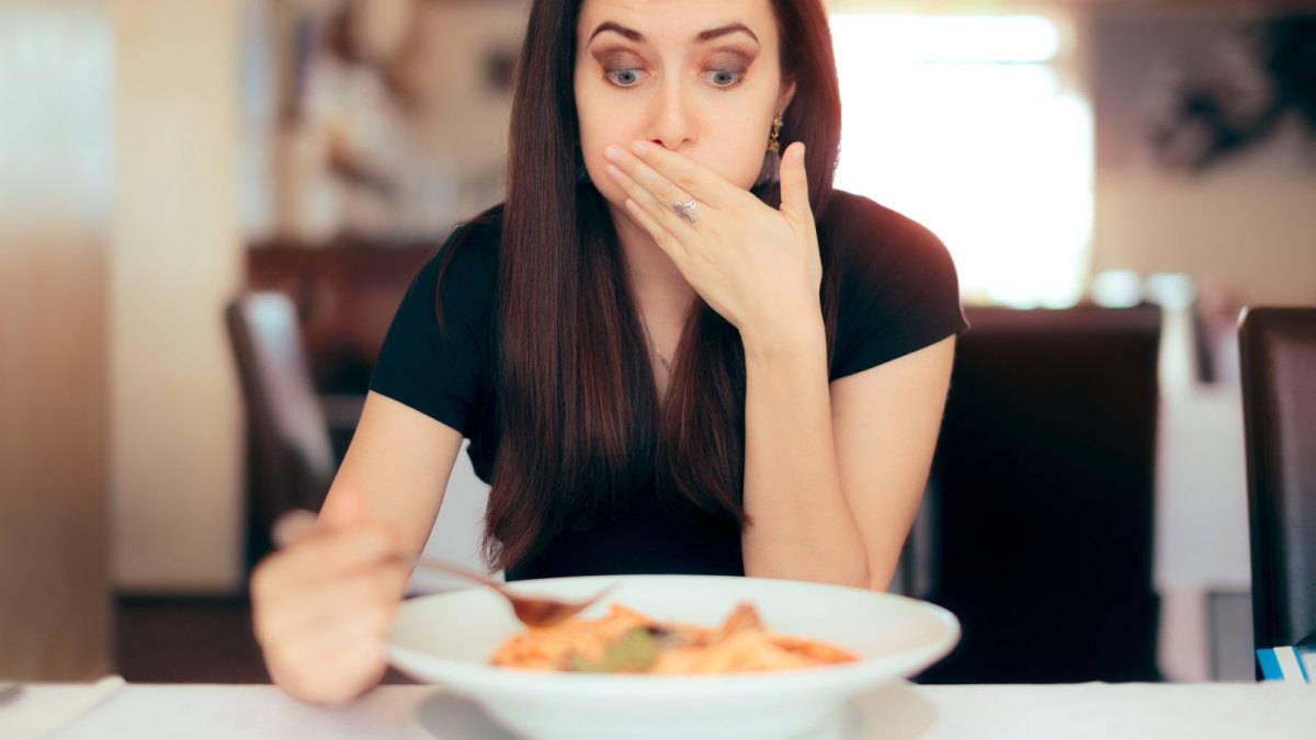 Frau wird übel beim Essen