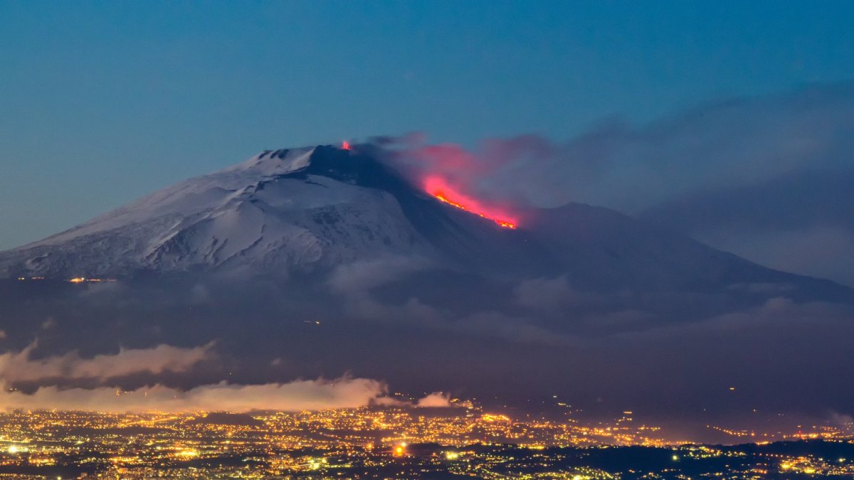 Stadt Catania mit Ätna im Hintergrund.