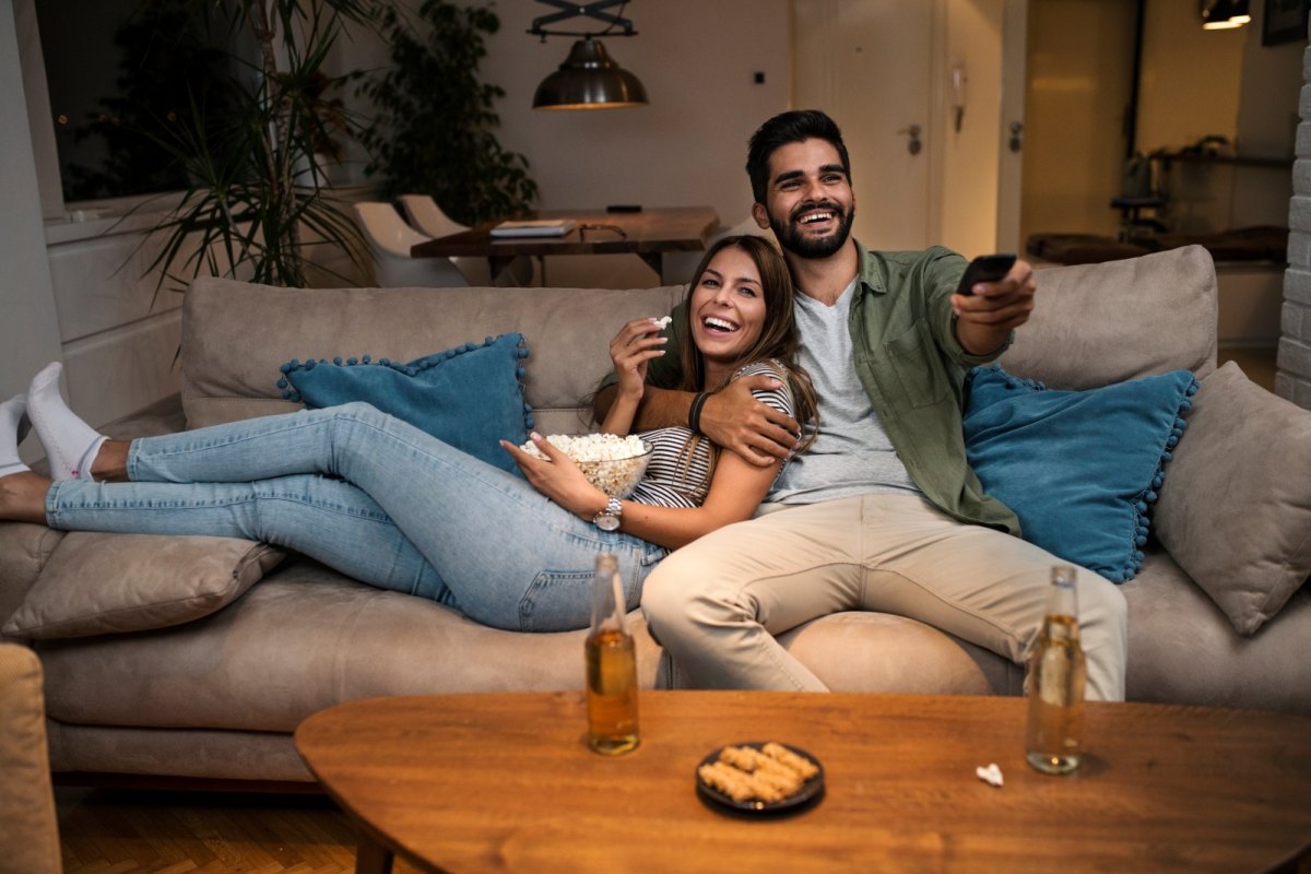 Paar guckt fernsehen auf dem Sofa