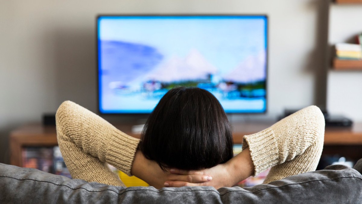 Frau vor dem TV.