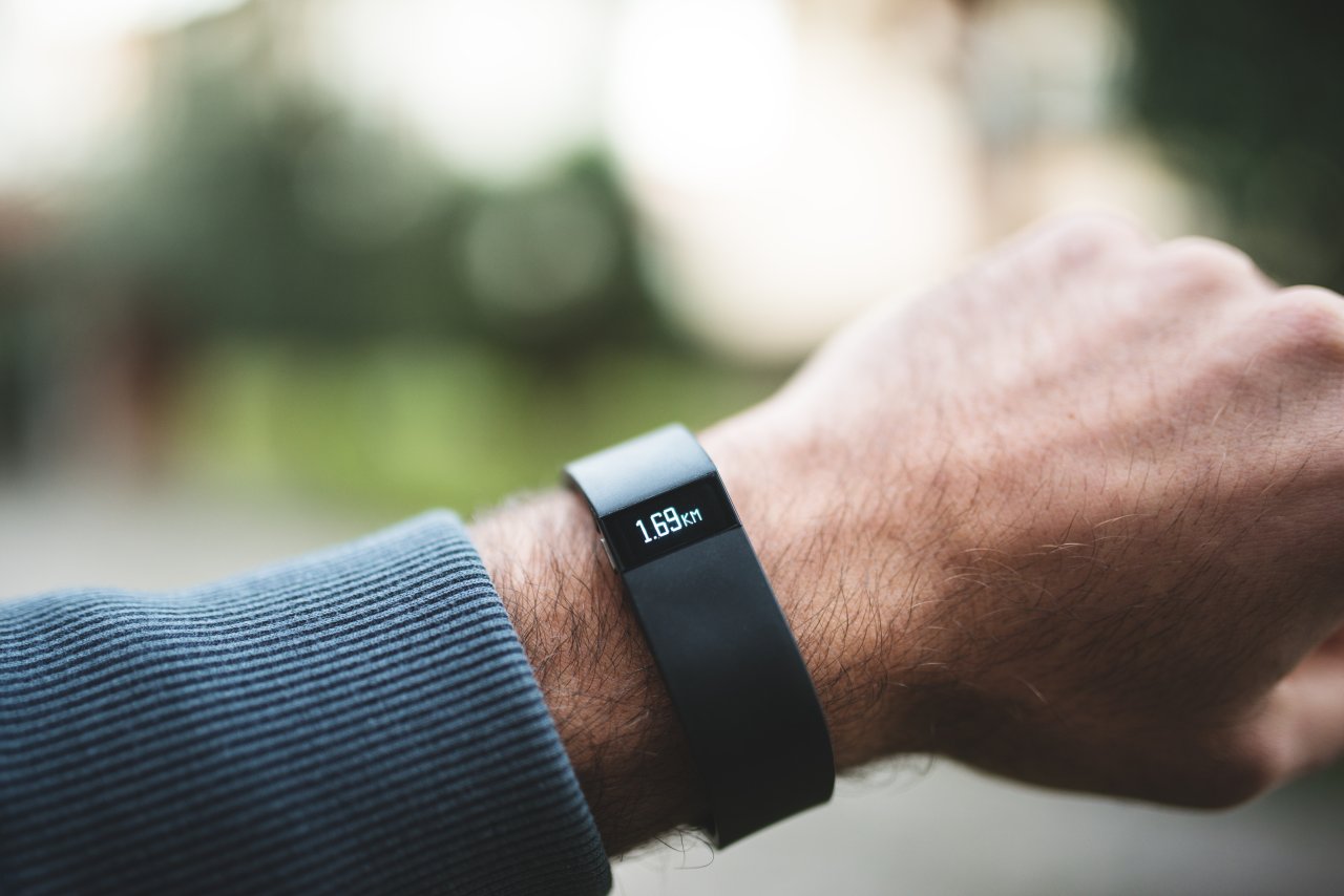 Die Fitnesstracker von Fitbit sind sehr beliebt – nach der Übernahme durch Google machen sich viele Nutzer jedoch Sorgen um ihre privaten Daten. 