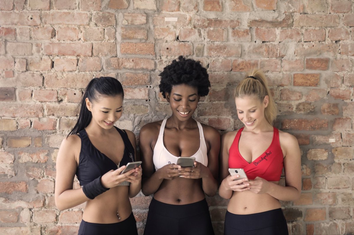 Frauen in Sportkleidung am Handy