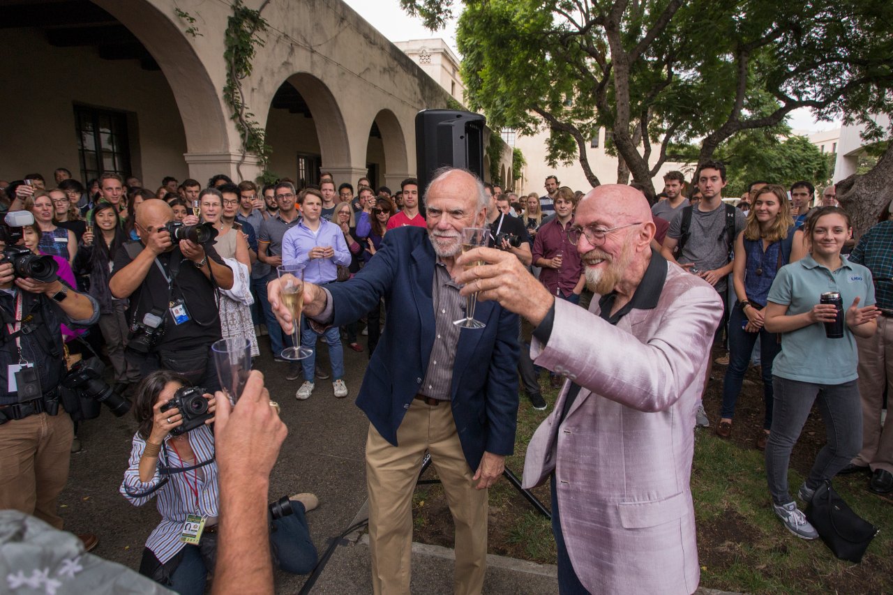  Barry C. Barish and Kip S. Thorne (r.) sind zwei der Forscher, die Gravitationswellen nachgewiesen haben. Auf dem Foto stoßen sie mit Studenten des California Institute of Technology auf ihren Physik-Nobelpreis an. 