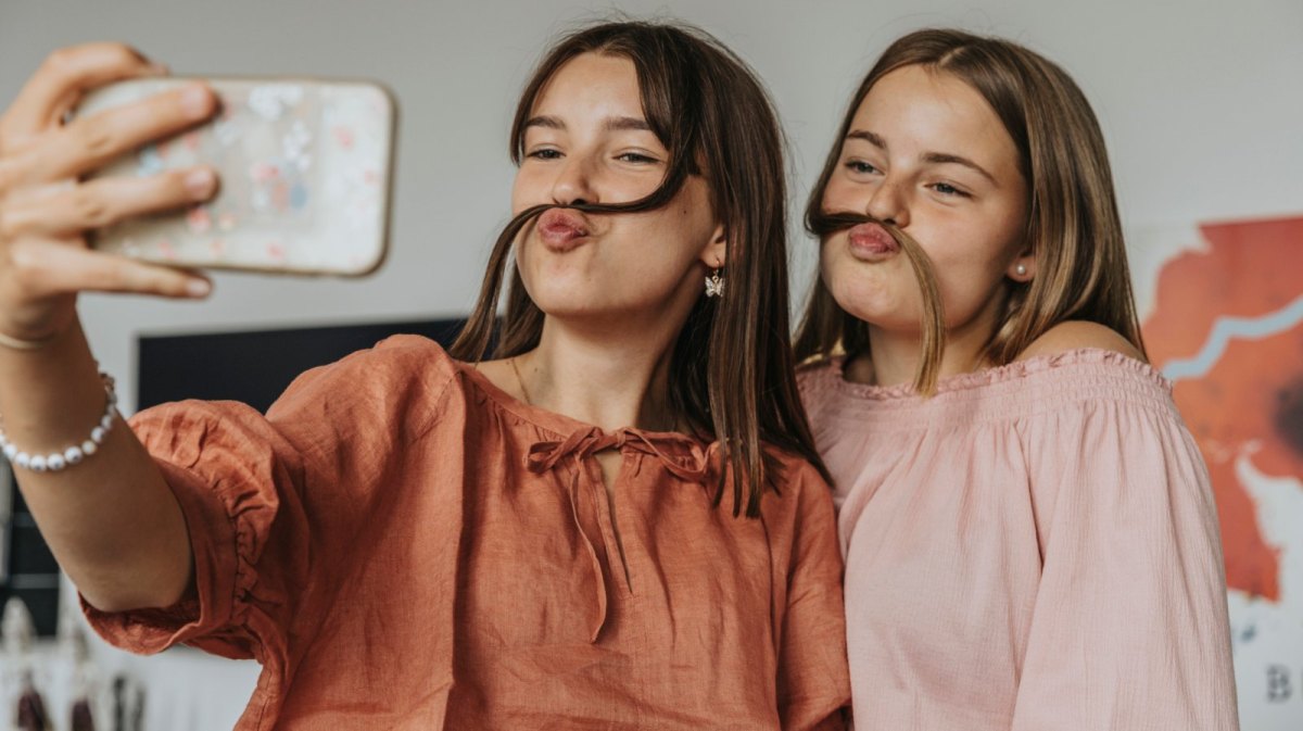 Mädchen mit Smartphone beim Selfie