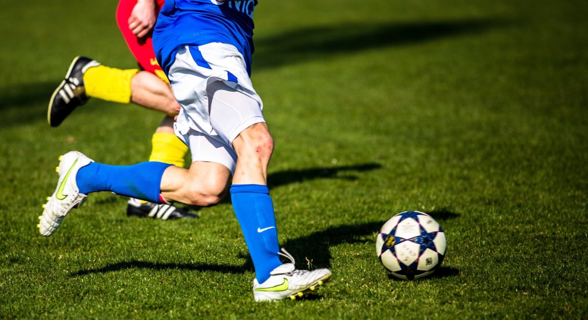 Zwei Spieler auf einem Fußballplatz.