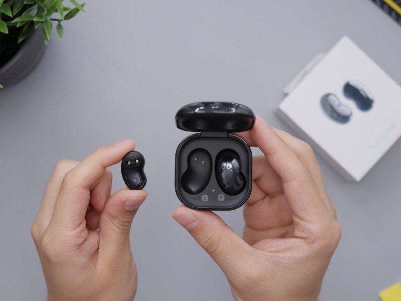 Samsung Galaxy Buds und das dazugehörige Ladecase in zwei Händen gehalten.