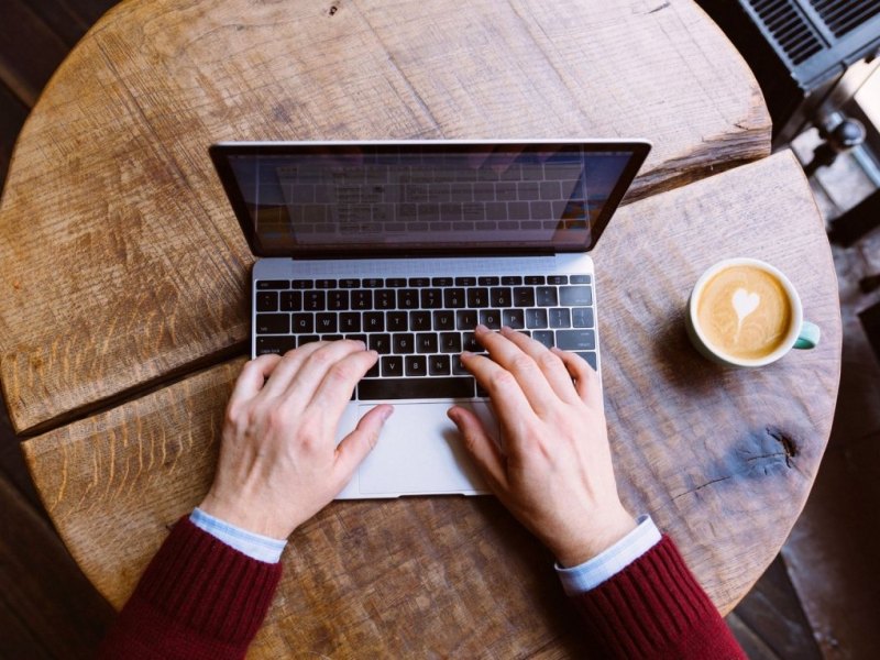 Finger auf einer Laptop-Tastatur