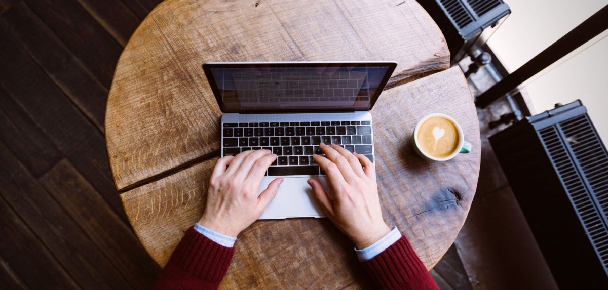 Finger auf einer Laptop-Tastatur