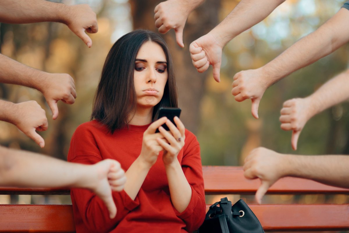 Frau mit Handy auf Bank