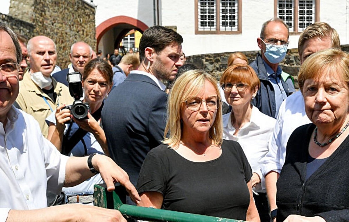 Angela Merkel (r.) und Armin Laschet (l.) im Hochwassergebiet