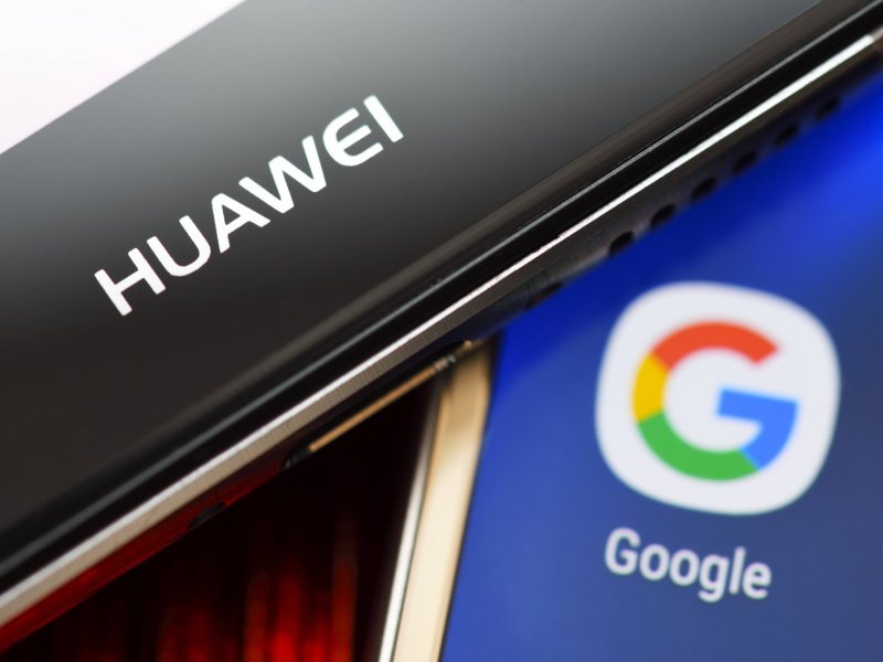 Huawei-Logo neben dem Google-Logo.