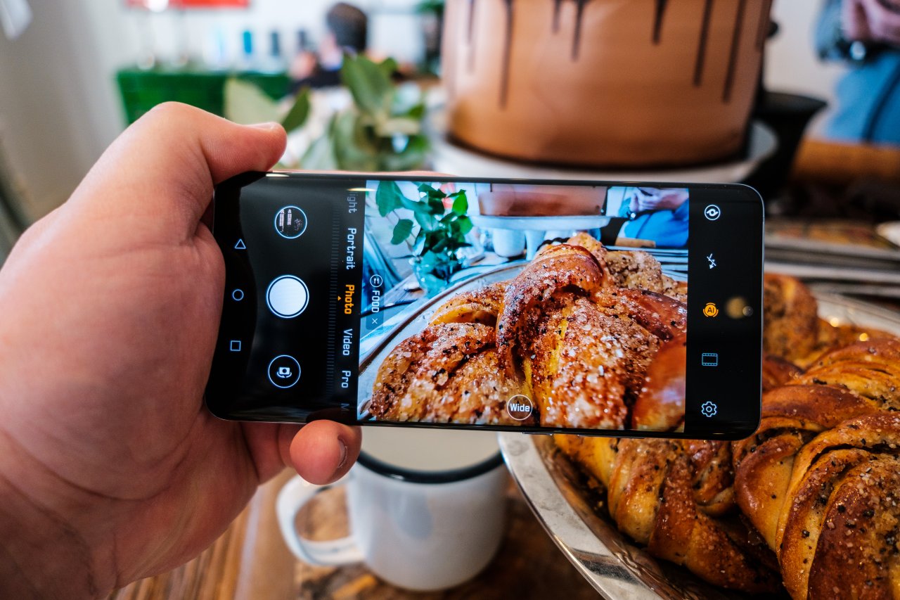 Das neue Huawei P30 Pro hat eine der besten Kameras überhaupt. Doch die Anschaffung birgt dank des andauernden Handelsstreits Risiken. Deshalb haben wir für dich die besten Alternativen zum Huawei P30 Pro zusammen gestellt.