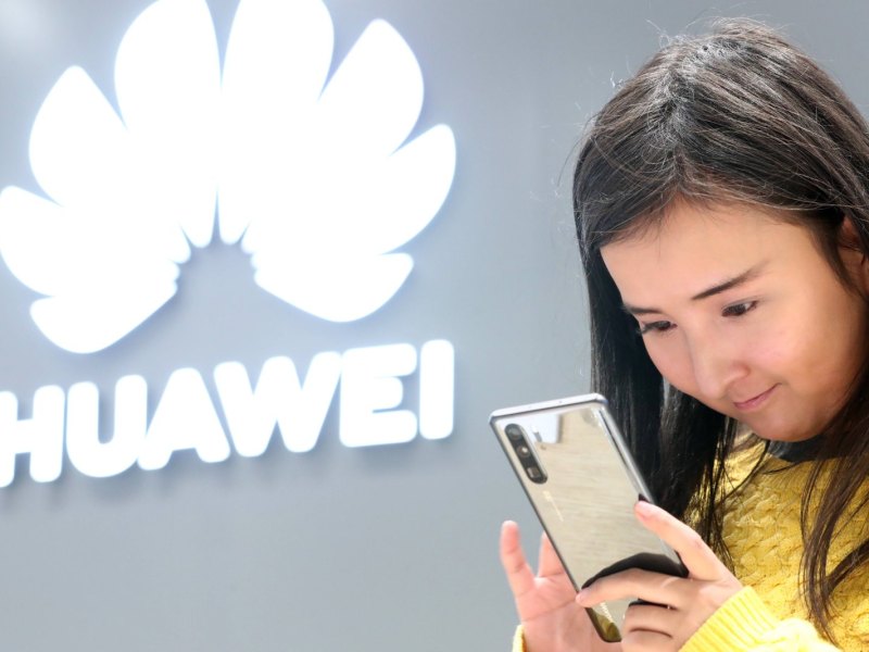 frau mit huawei-smartphone