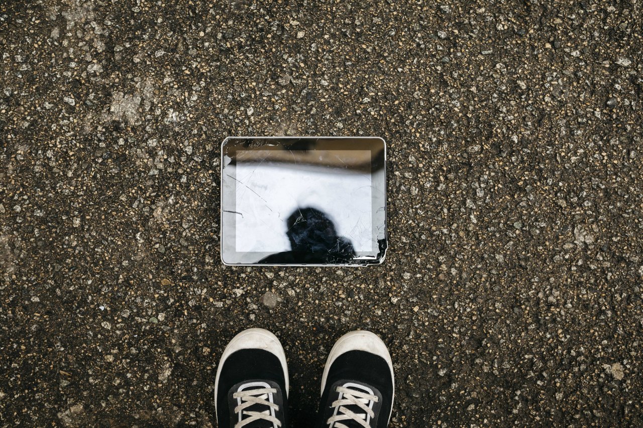 Eine ungeschickte Bewegung und das iPad landet auf dem Boden. Ist dann etwas kaputt, kann eine iPad Displayreparatur teuer werden. Wir sagen dir, welche Optionen du hast.