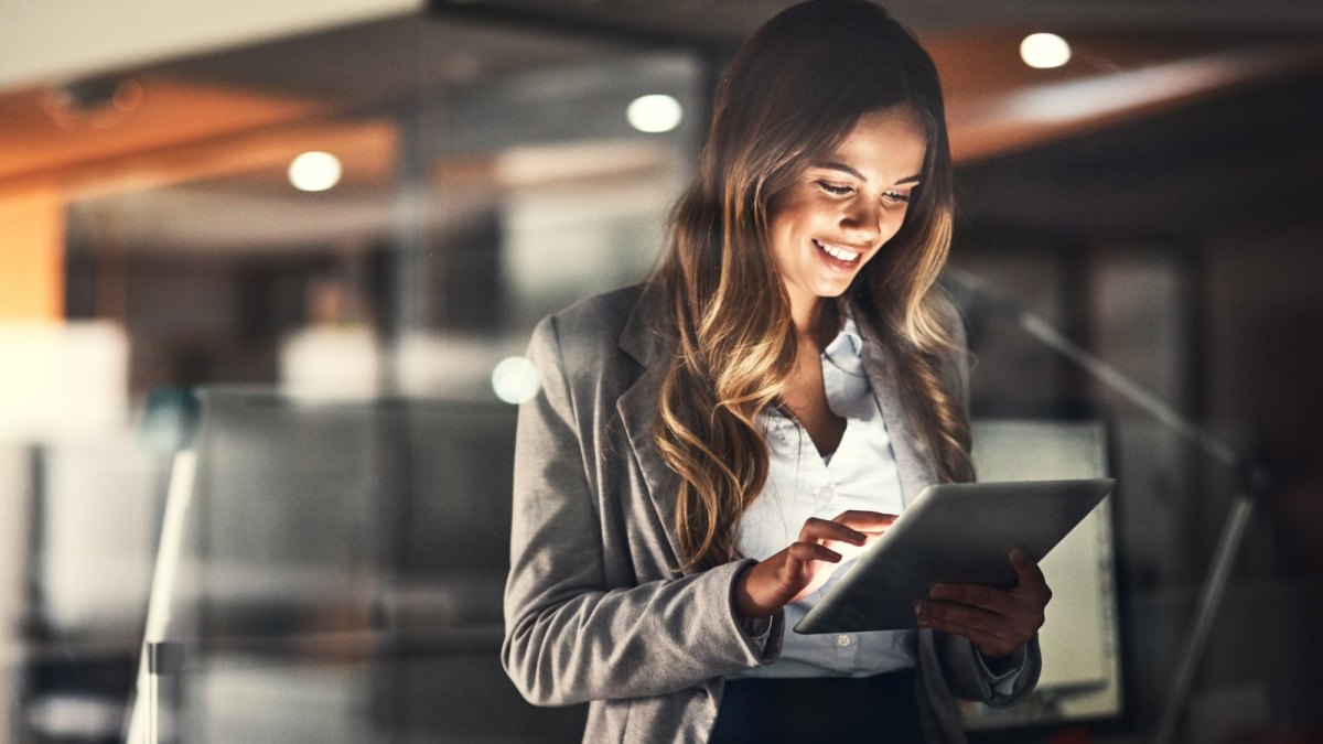 Eine Frau hält ein iPad in ihren Händen