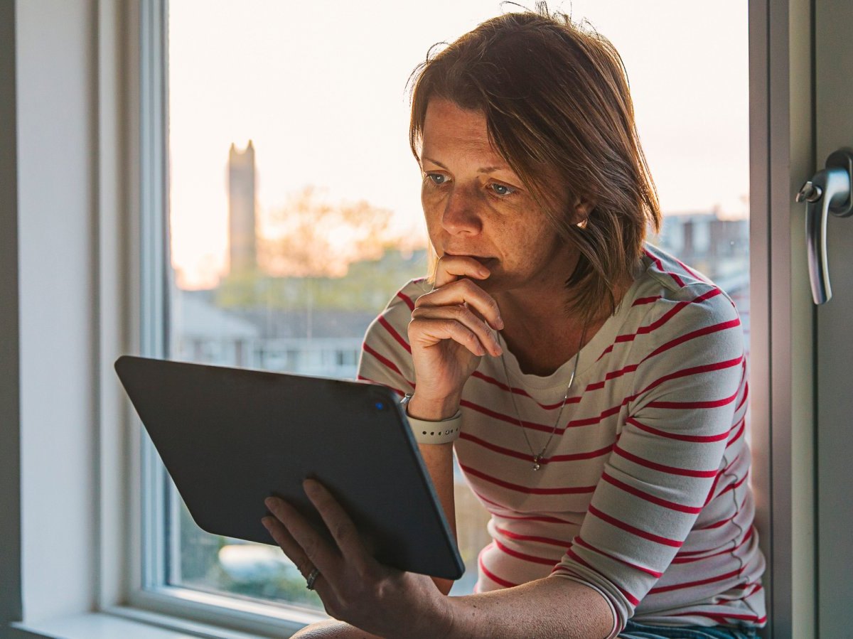 Frau-verzweifelt-am-iPad