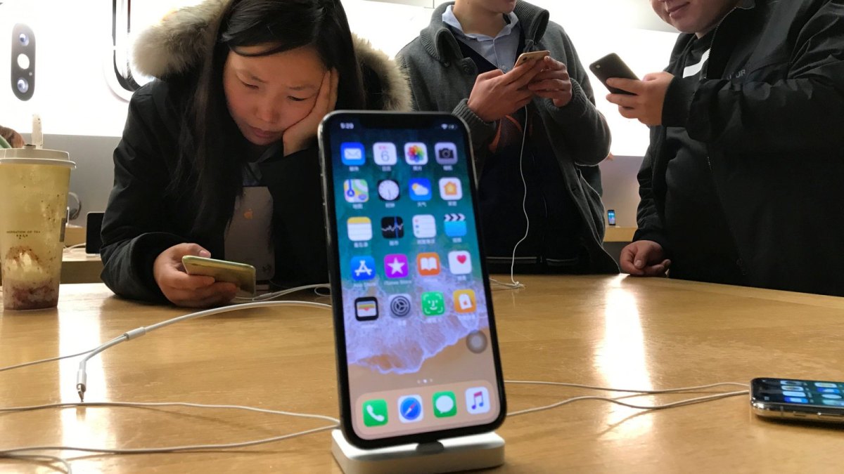 iPhone X mit Menschen im Hintergrund