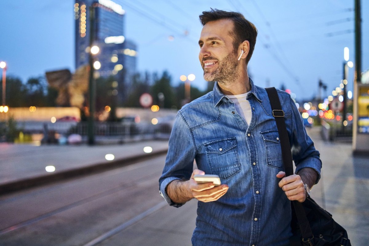 Mann mit AirPods