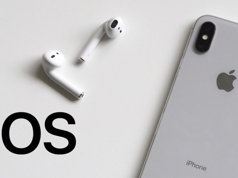 iPhone mit AirPods und der iOS-Schriftzug