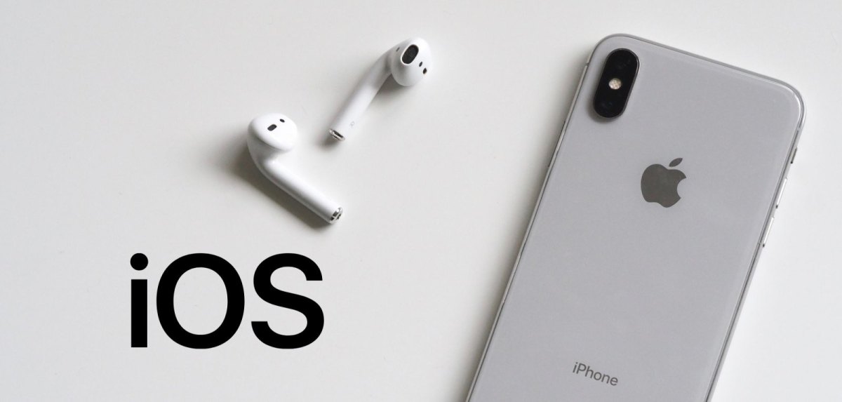 iPhone mit AirPods und der iOS-Schriftzug