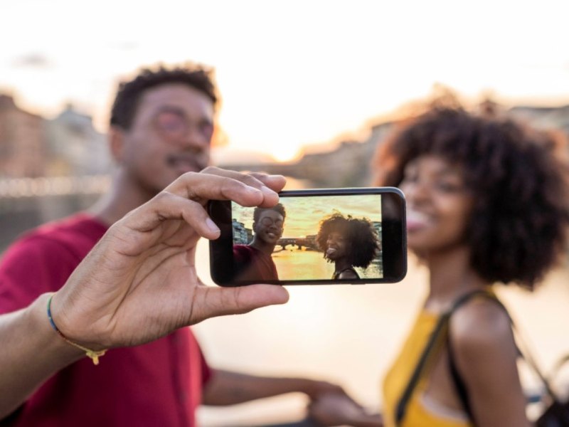 Zwei Menschen machen ein Selfie