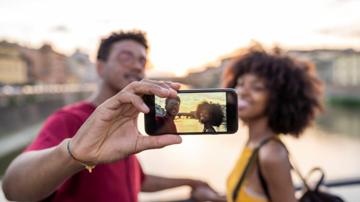 Zwei Menschen machen ein Selfie