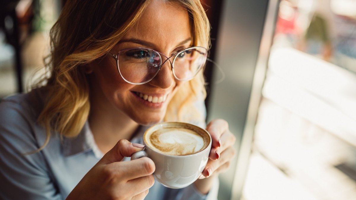 Frau trinkt Kaffee.