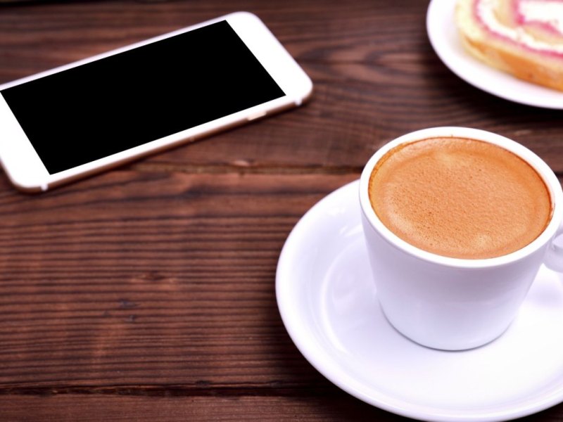 Kaffee und ein Smartphone