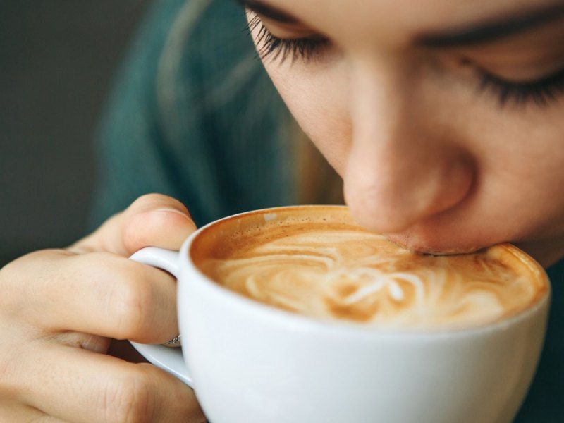 Frau trinkt Kaffee.